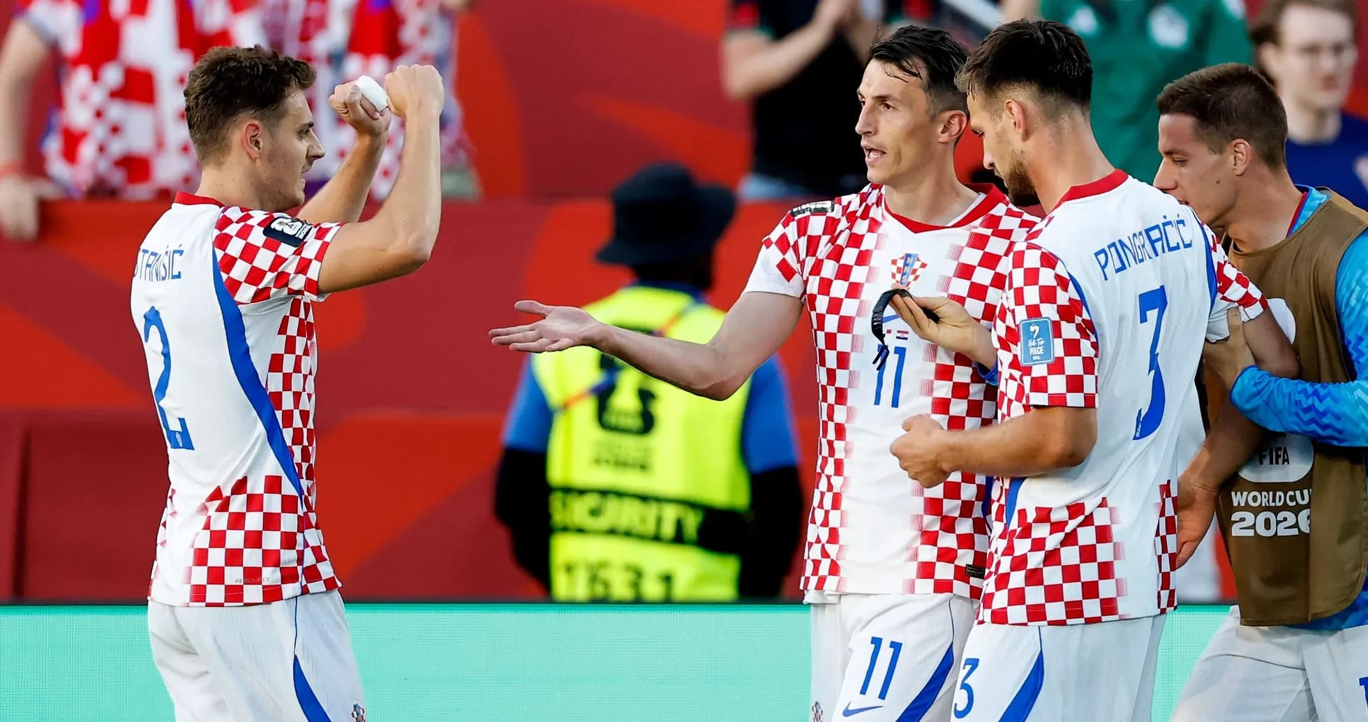 Игроки Хорватии празднуют забитый гол на поле