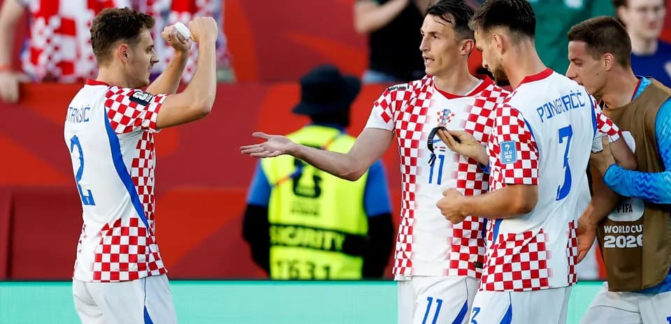 Игроки Хорватии празднуют забитый гол на поле
