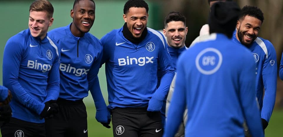Игроки Chelsea FC смеются на тренировке