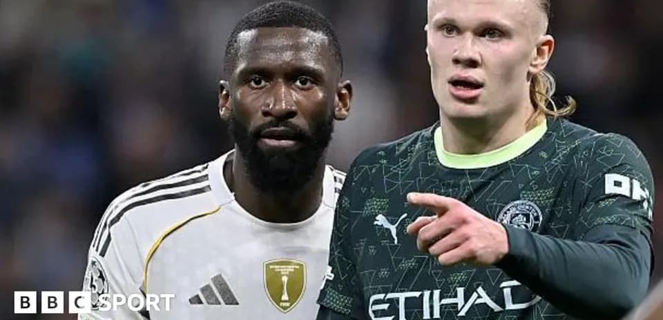 Игроки обсуждают во время матча на поле