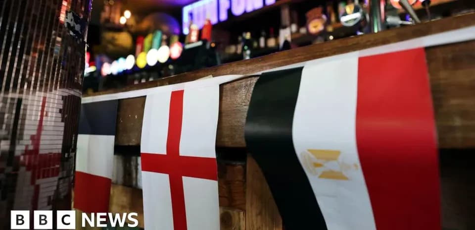 Флаги Франции, Англии и Египта в баре