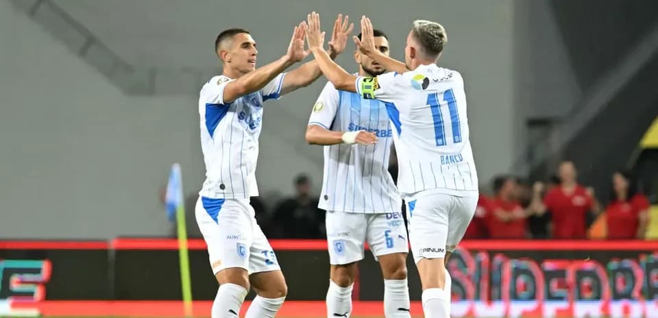 Игроки Universitatea Craiova празднуют гол
