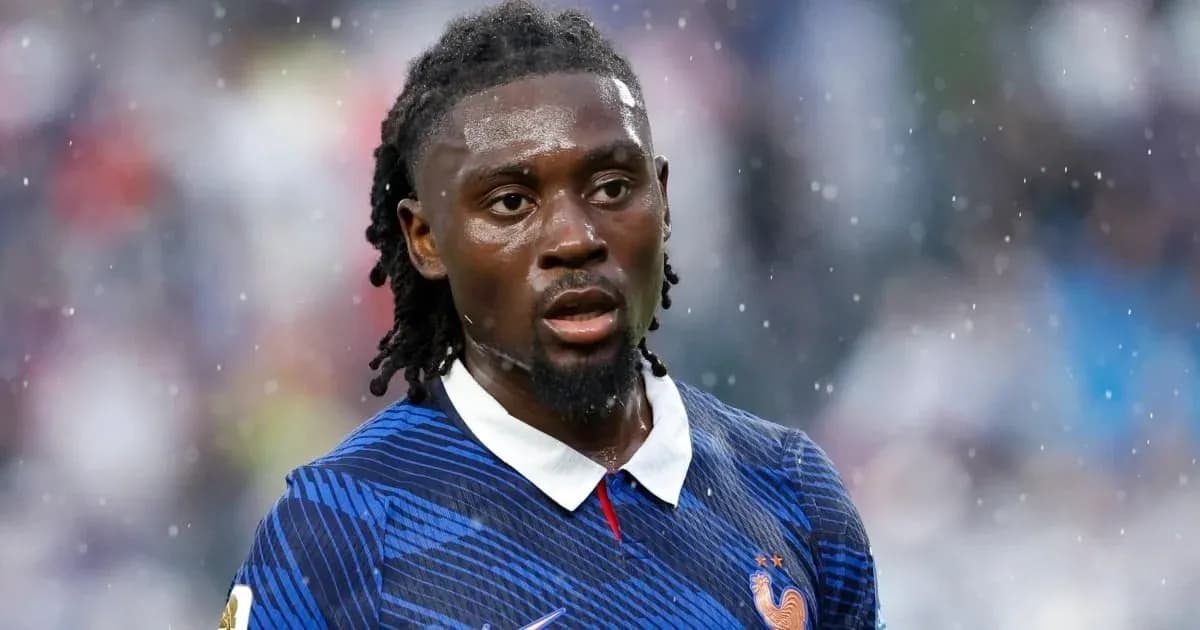 Игрок сборной Франции в дождливую погоду на поле