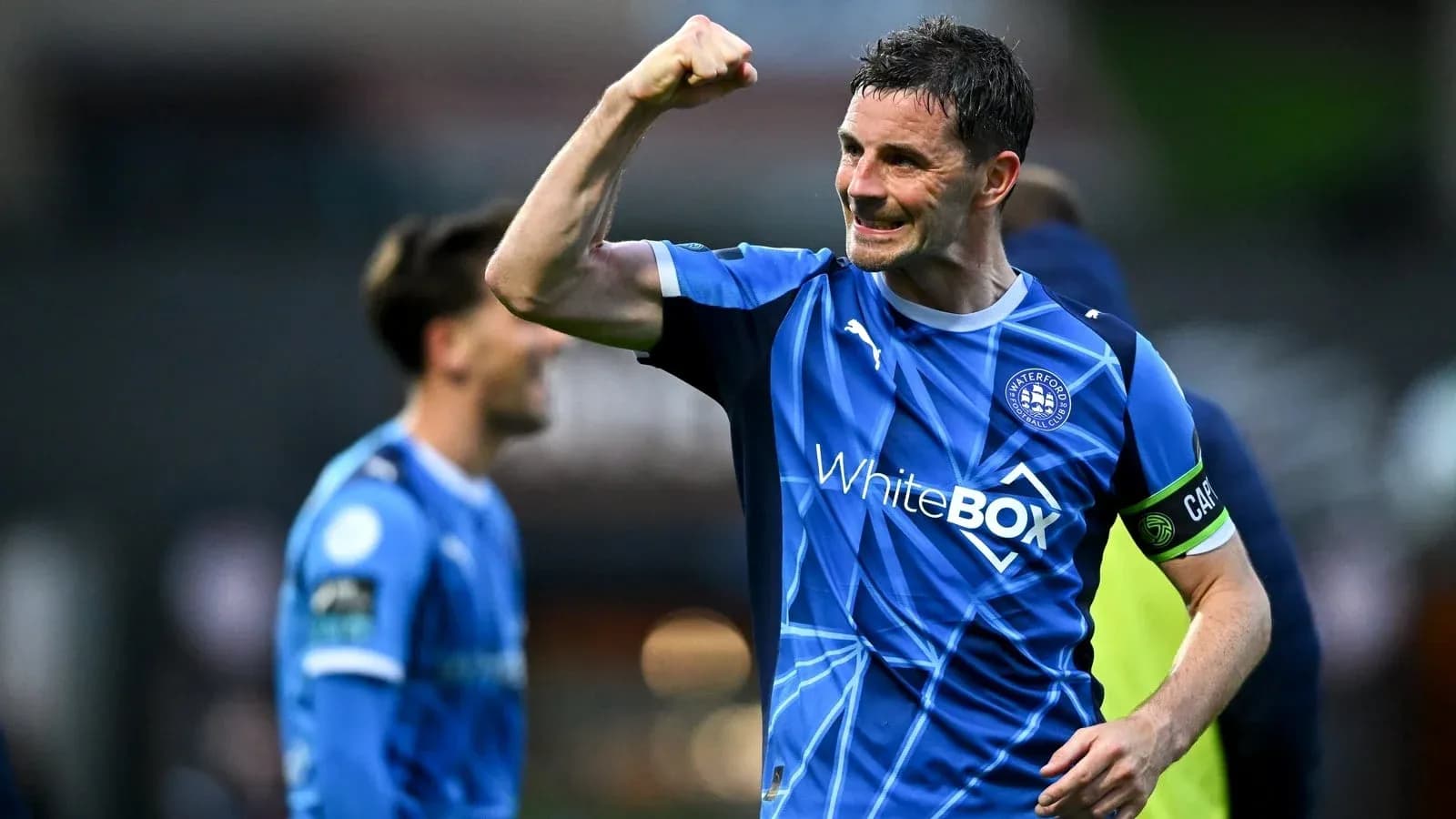 Игрок команды Waterford FC празднует победу