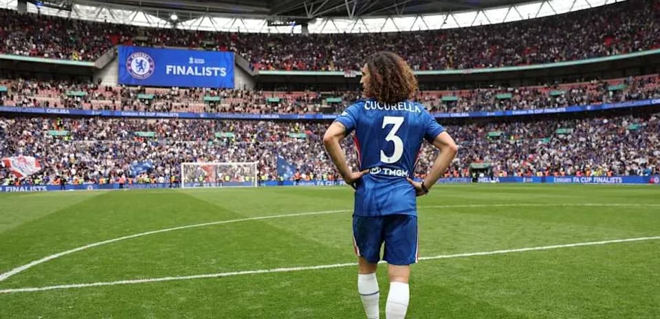 Игрок Chelsea Cucurella на поле стадиона Wembley
