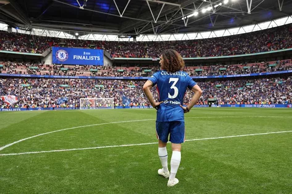 Игрок Chelsea Cucurella на поле стадиона Wembley