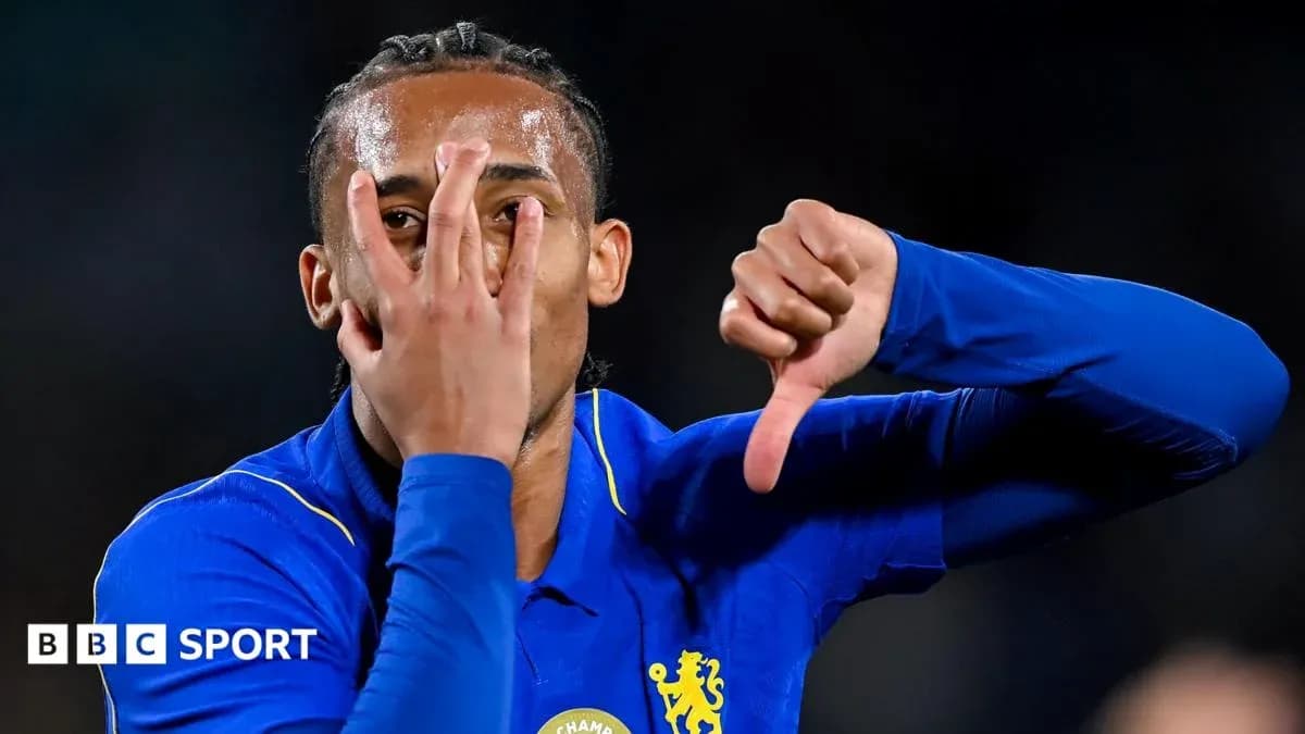 Игрок в синей форме показывает жесты руками