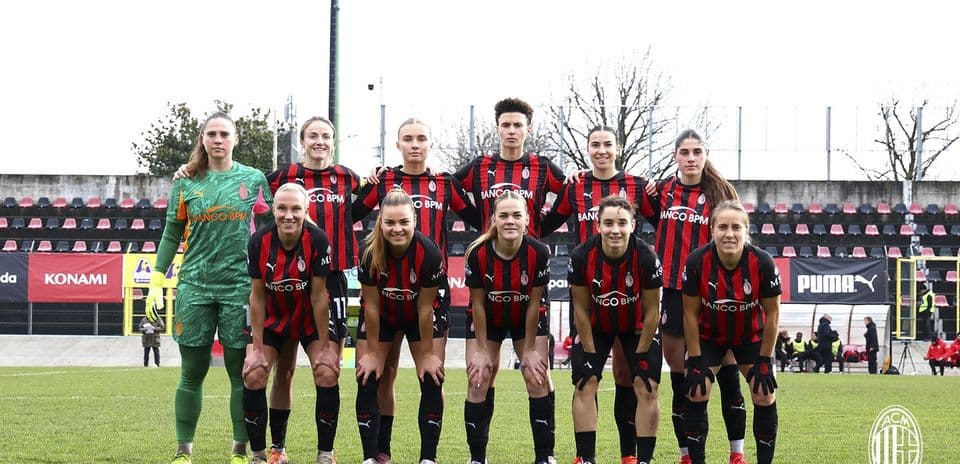 Женская команда AC Milan перед матчем