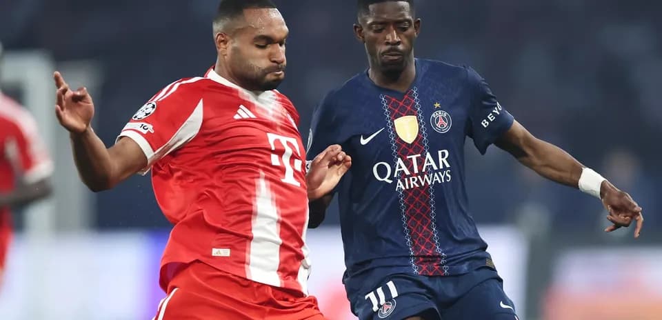 Игроки Bayern München и Paris Saint Germain в борьбе