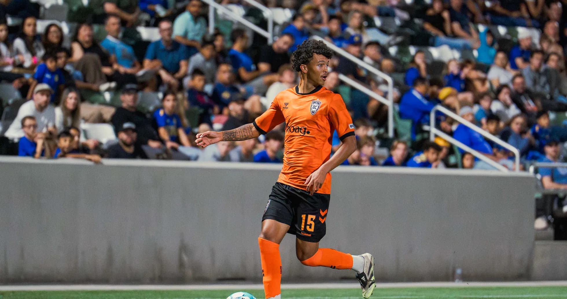 Игрок Orange County SC с мячом на поле