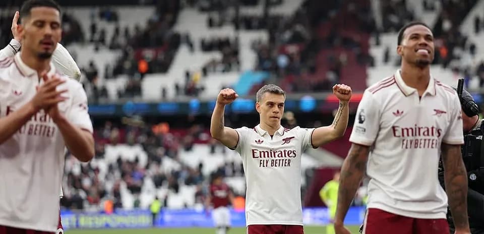 Игроки Арсенала празднуют победу на стадионе