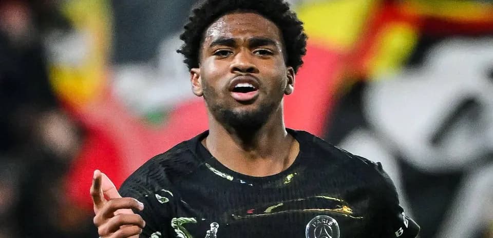 Игрок команды PSG празднует гол на поле