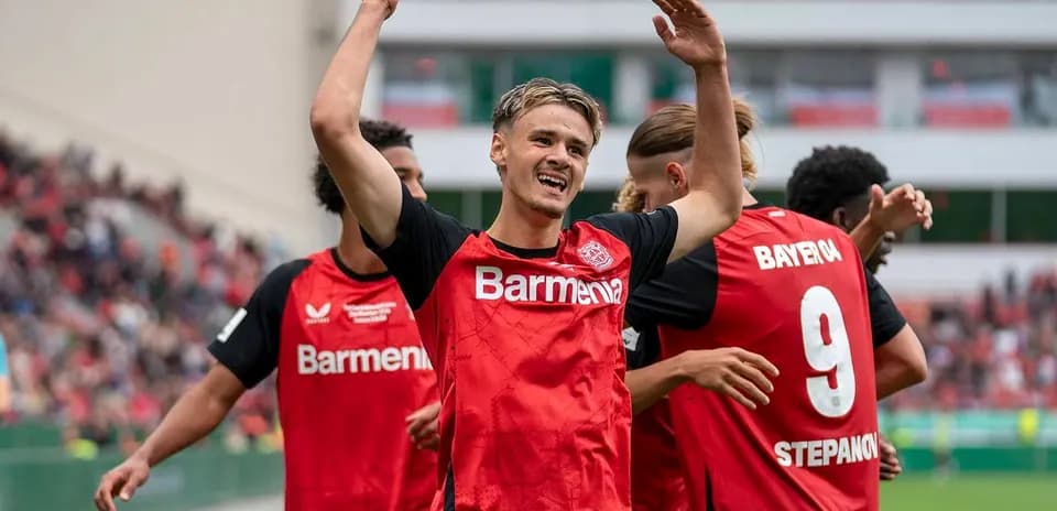 Игроки Bayer 04 отмечают гол на поле
