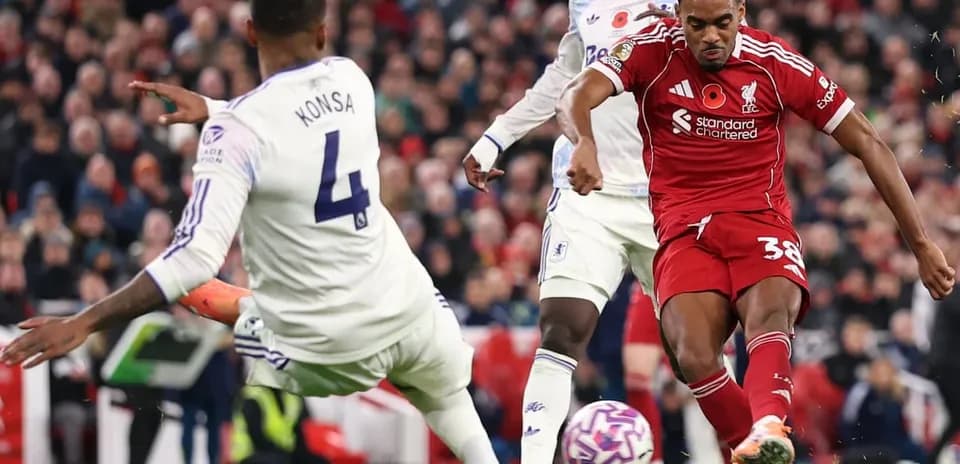 Игроки Aston Villa и Liverpool в борьбе за мяч