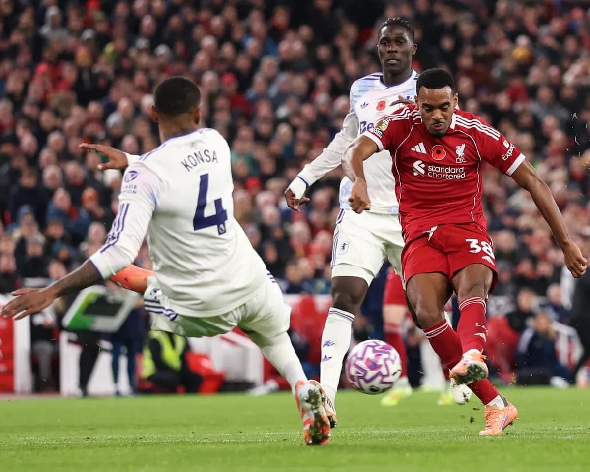 Игроки Aston Villa и Liverpool в борьбе за мяч