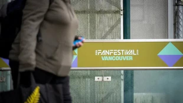 Посетитель проходит мимо вывески Fan Festival в Ванкувере