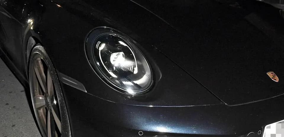 Два человека в спортивном автомобиле Porsche