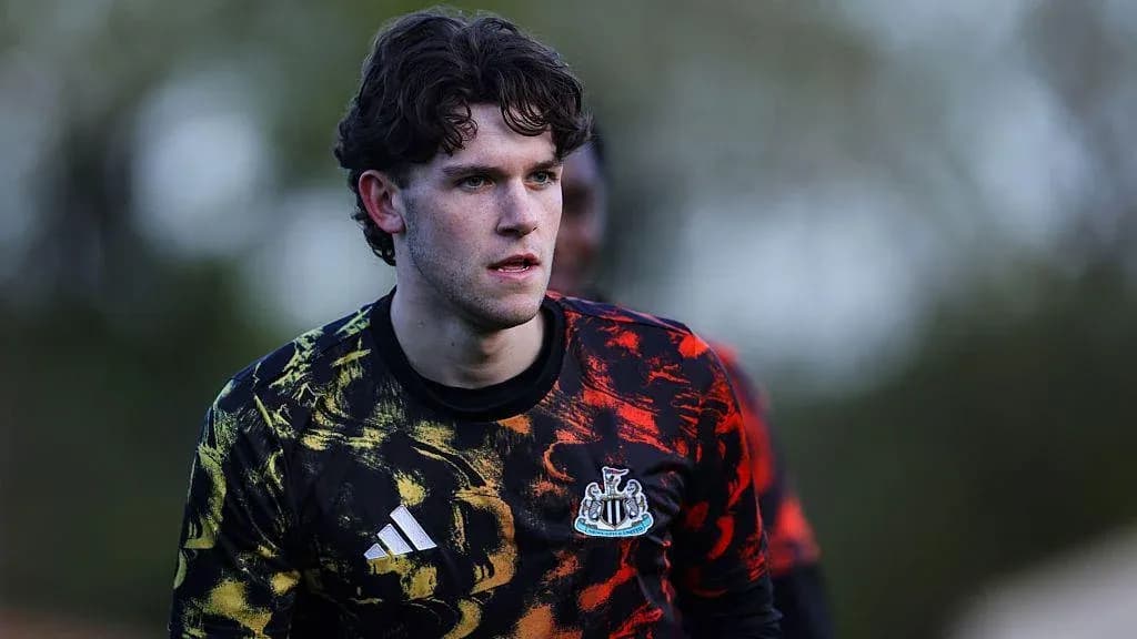 Игрок в тренировочной форме Newcastle на поле