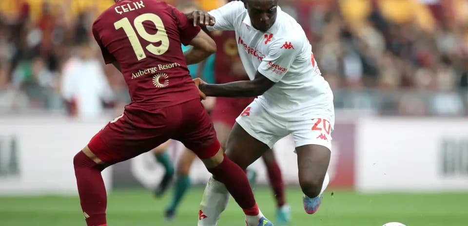 Игроки AS Roma и Fiorentina в борьбе за мяч