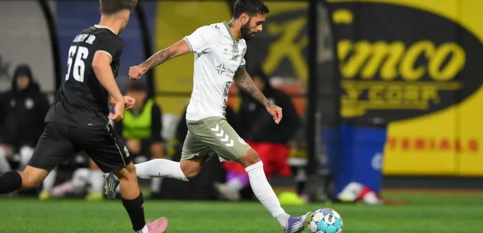 Игроки NY Cosmos и Hartford Athletic на поле