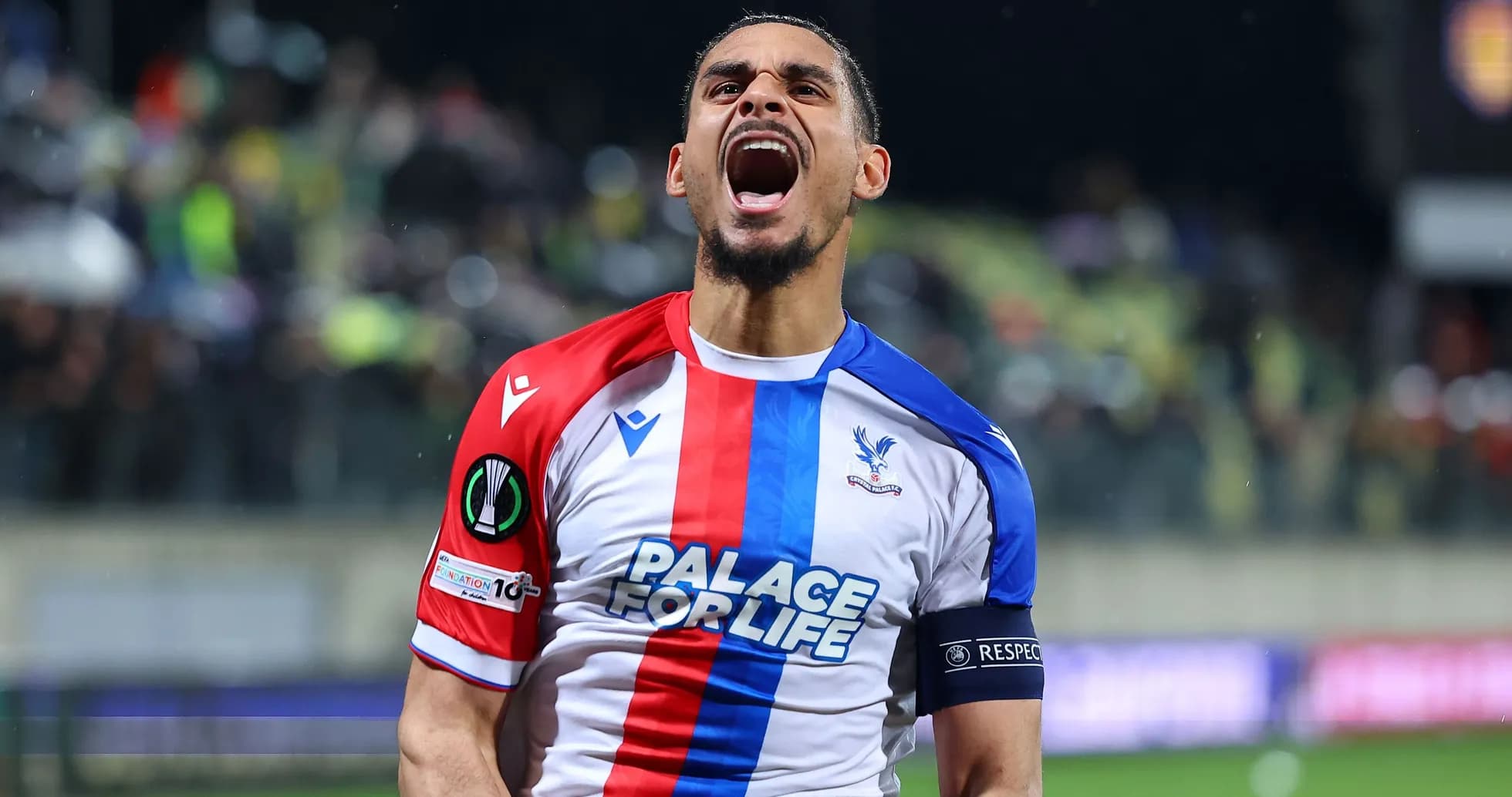 Игрок Crystal Palace празднует гол на стадионе
