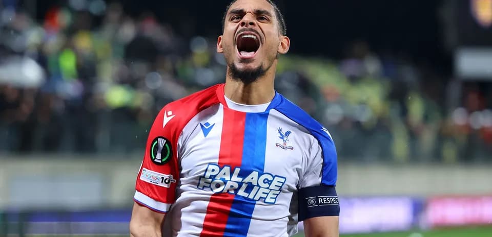 Игрок Crystal Palace празднует гол на стадионе
