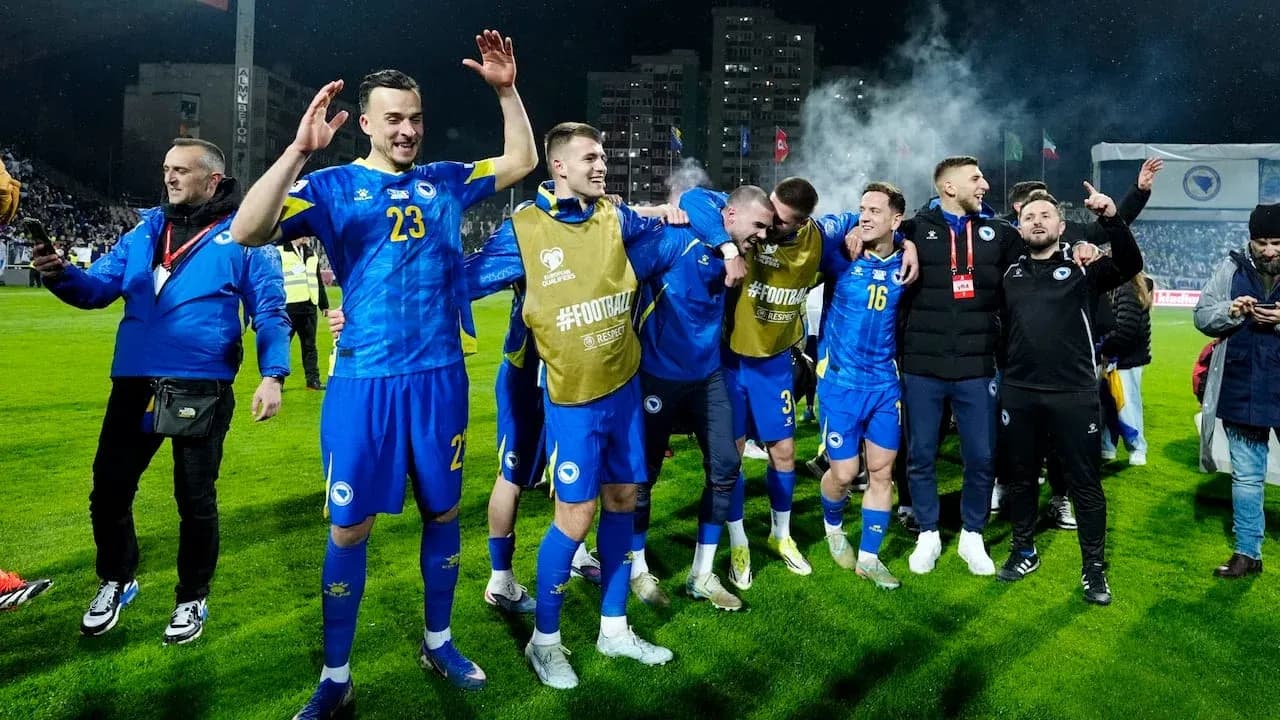 Игроки Боснии и Герцеговины празднуют победу