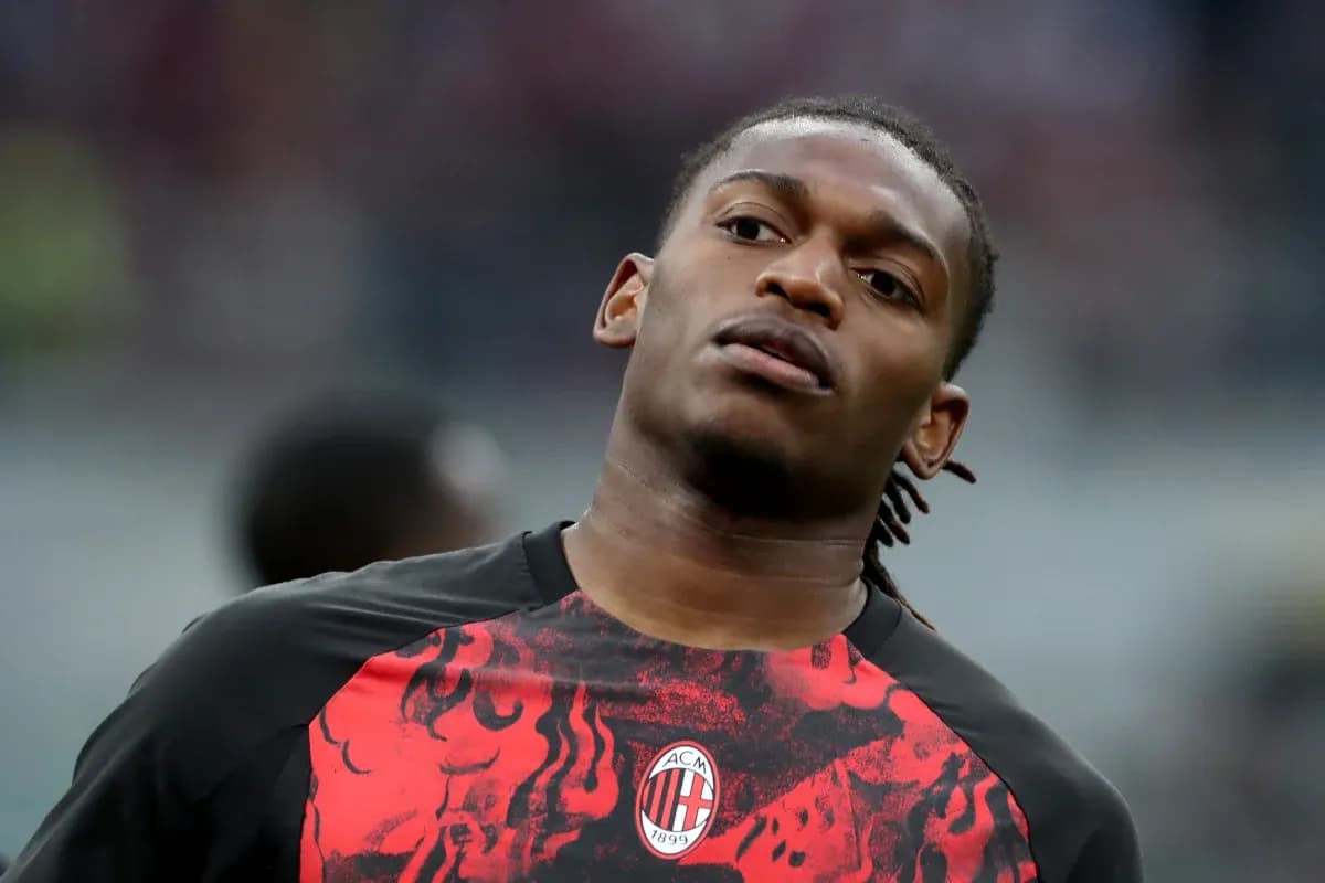Игрок в тренировочной форме AC Milan на поле
