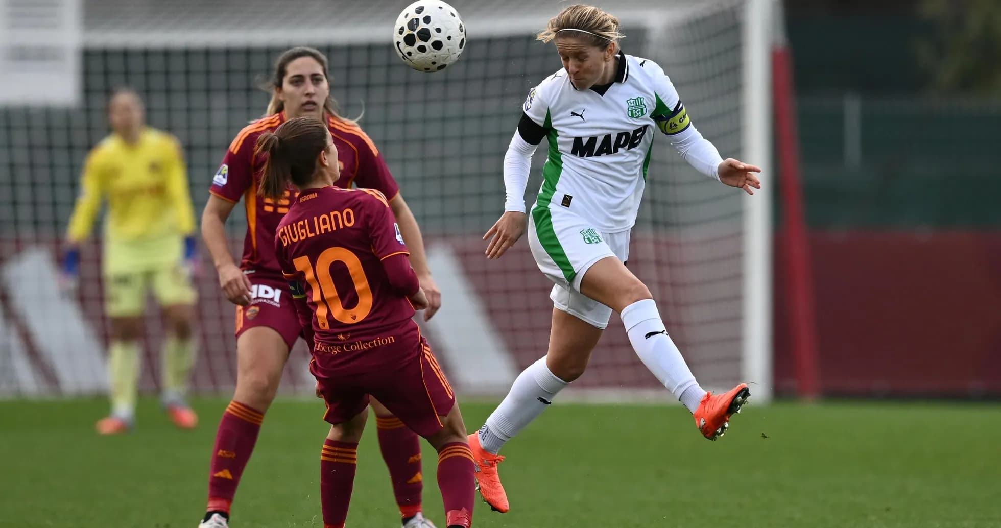 Игроки Sassuolo и Roma в борьбе за мяч