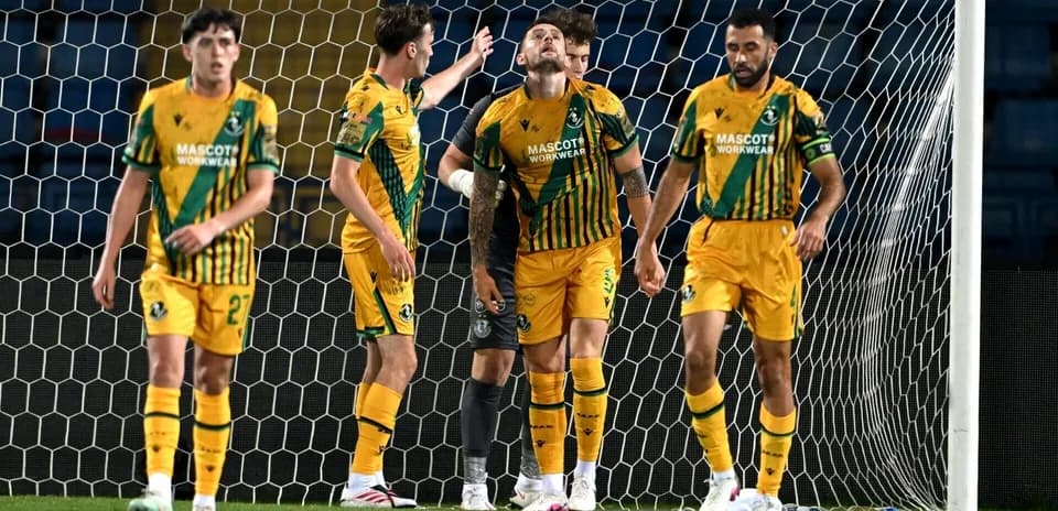 Игроки Шамрок Роверс празднуют гол