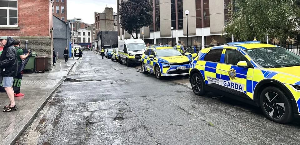 Автомобили Garda на улице с людьми и зданиями