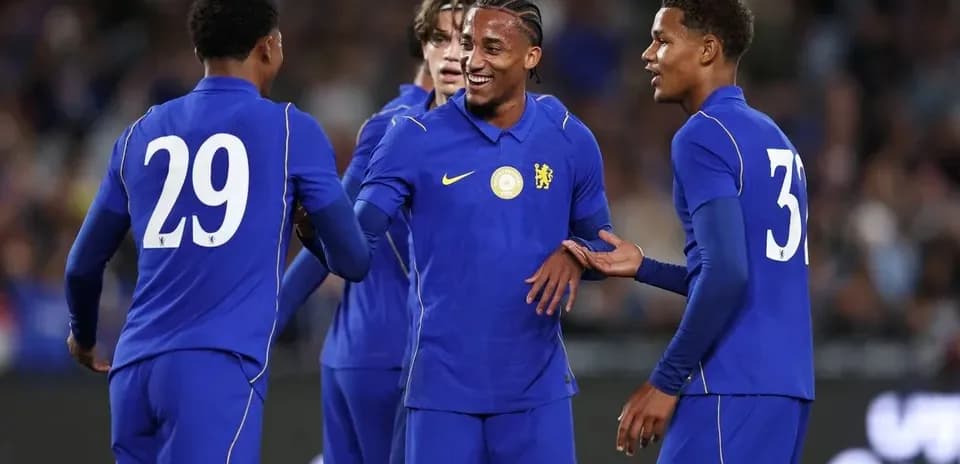 Игроки Chelsea радуются после забитого гола