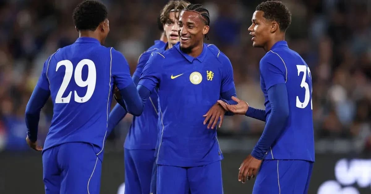Игроки Chelsea радуются после забитого гола
