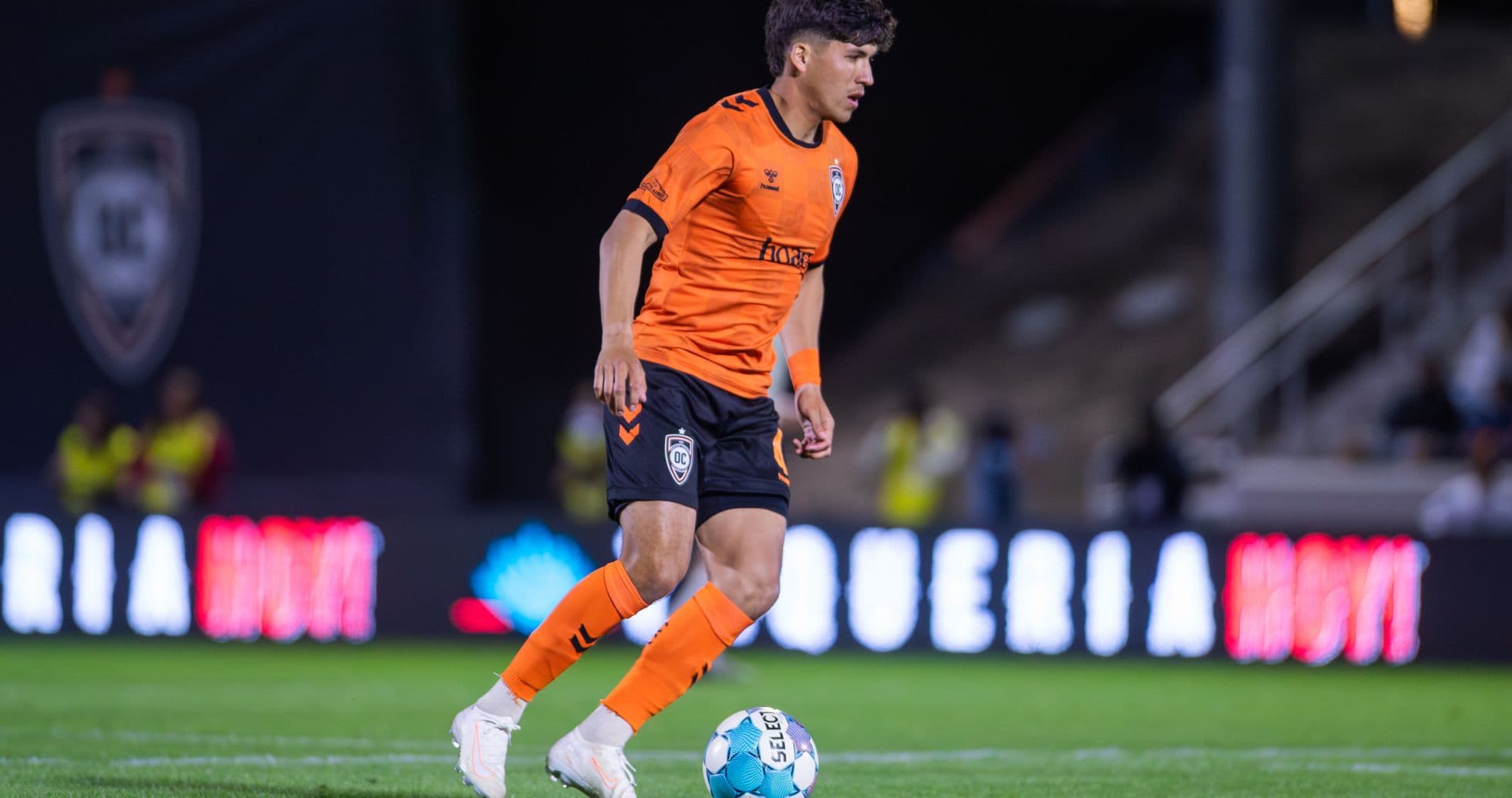 Игрок Orange County SC с мячом на поле