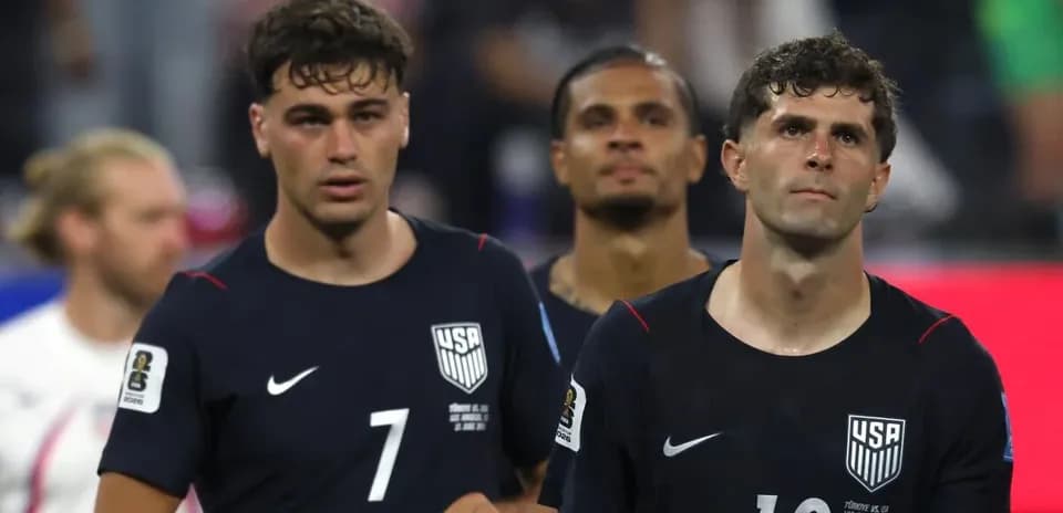 Игроки сборной США после матча в темной форме