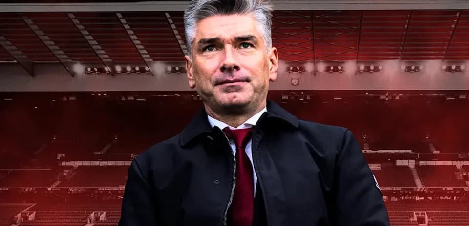 Тренер на стадионе с трибунами на заднем плане