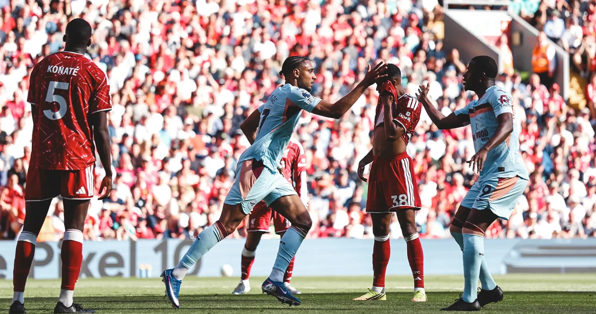 Игроки Brentford празднуют гол против Liverpool