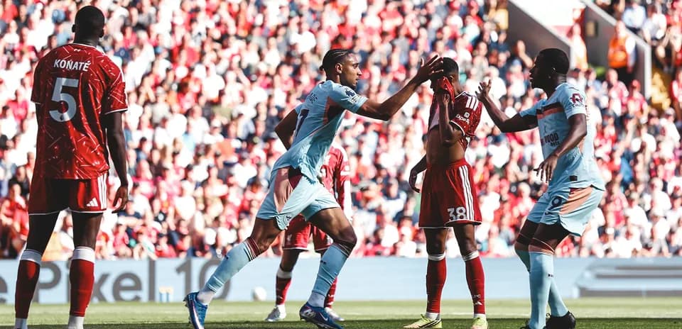 Игроки Brentford празднуют гол против Liverpool