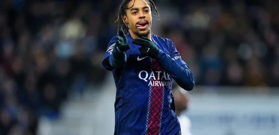 Игрок PSG показывает жест поддержки на поле