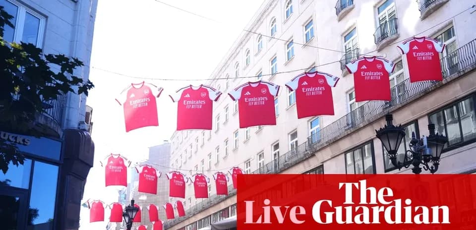 Красные футболки Arsenal висят на улице