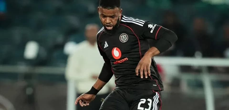 Игрок в черной форме команды Orlando Pirates на поле