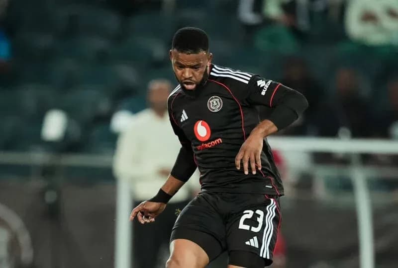 Игрок в черной форме команды Orlando Pirates на поле