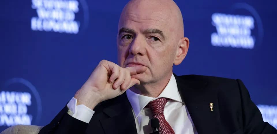 Человек с задумчивым выражением лица на конференции