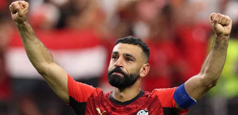 Игрок Египта празднует с поднятой рукой