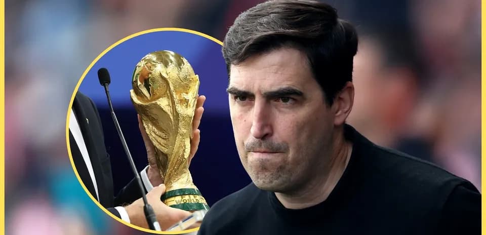 Тренер с серьезным выражением лица на фоне трофея