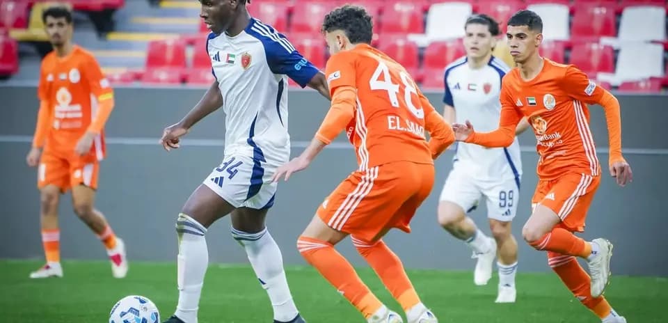 Игроки Al Wasl U23 и Al Wahda U23 на поле