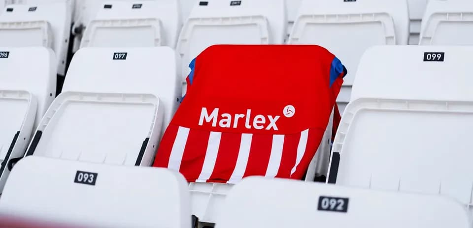 Красная футболка с надписью Marlex на трибуне