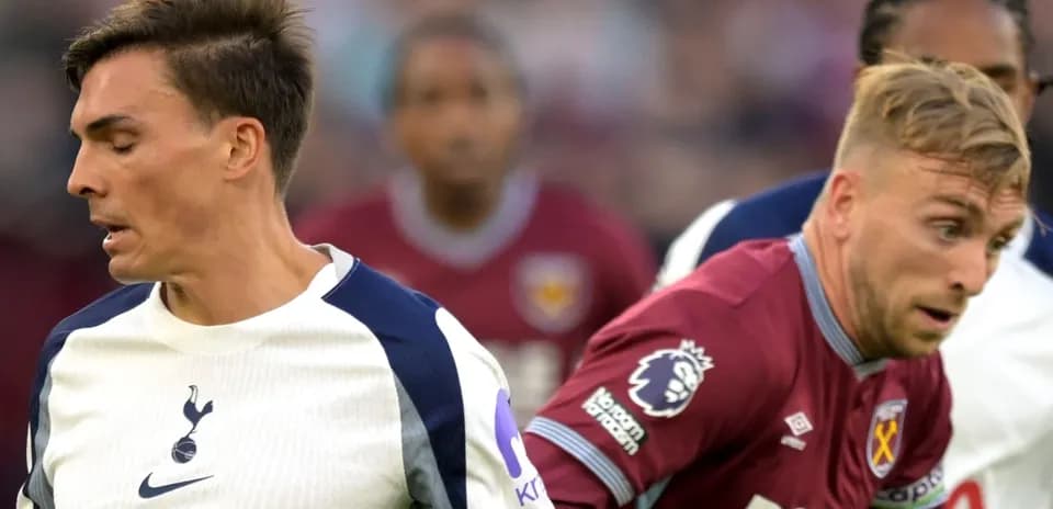 Игроки Tottenham и West Ham борются за мяч