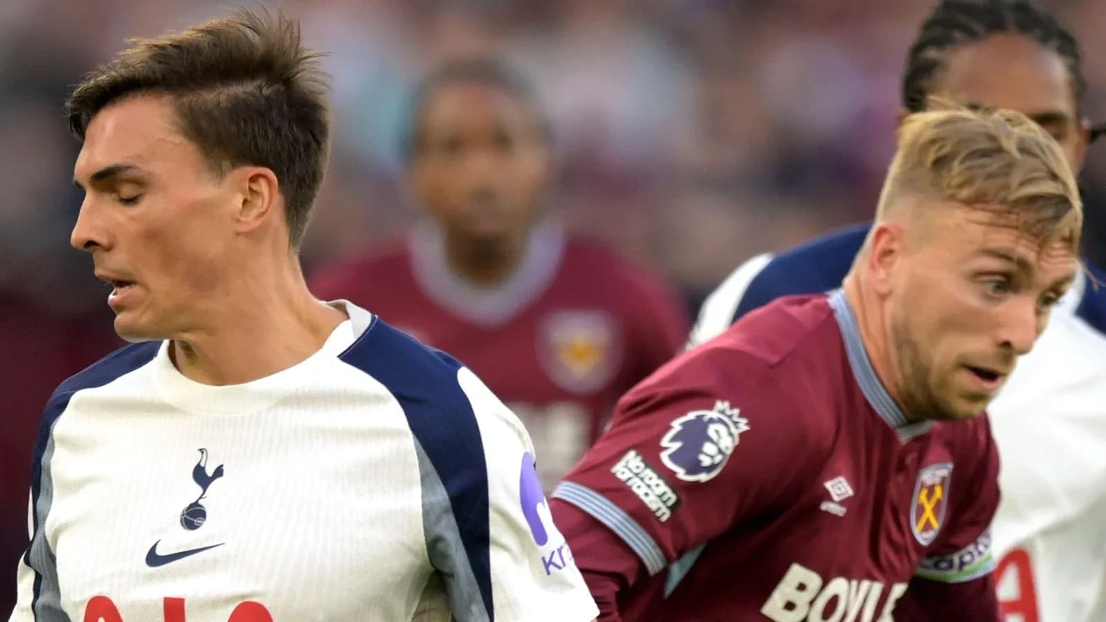 Игроки Tottenham и West Ham борются за мяч