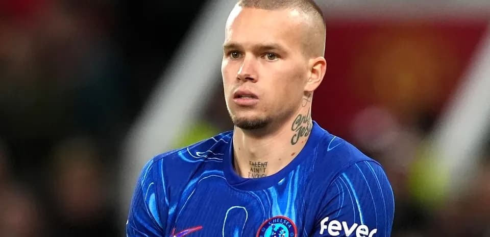 Игрок в синей футболке Chelsea на поле